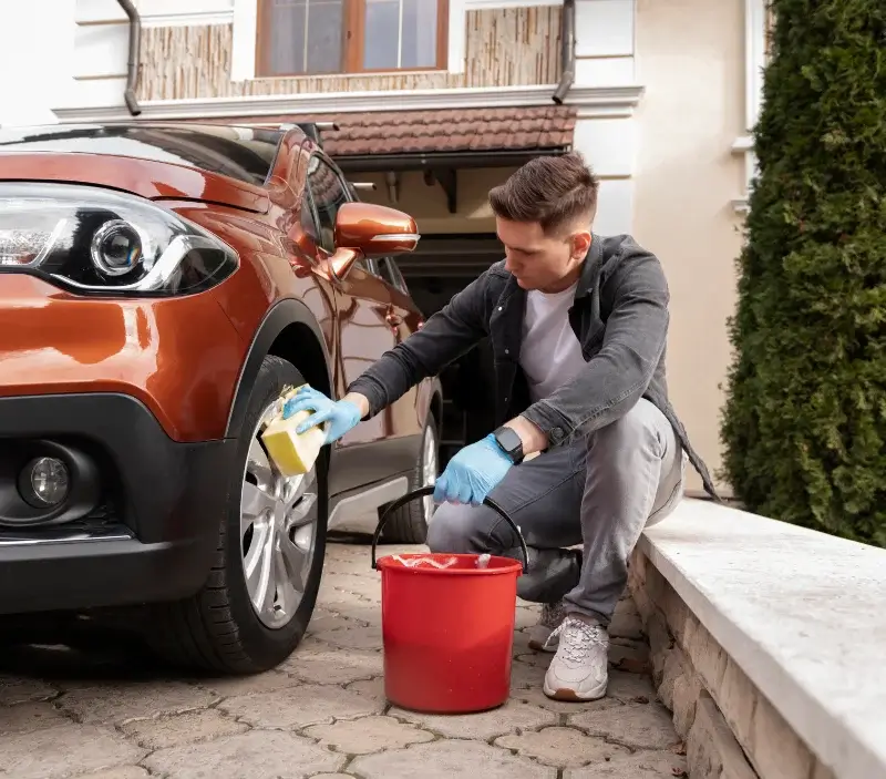 Lavage auto à domicile Saint-Clair-sur-l'Elle : professionnel intervenant sur un véhicule